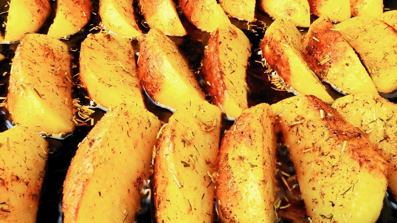 Leckere Kartoffelspalten gelingen im Ofen, aber auch auf dem Grill.