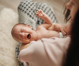 Dein Baby verschluckt sich oft beim Stillen, Trinken oder Essen? So kannst du helfen