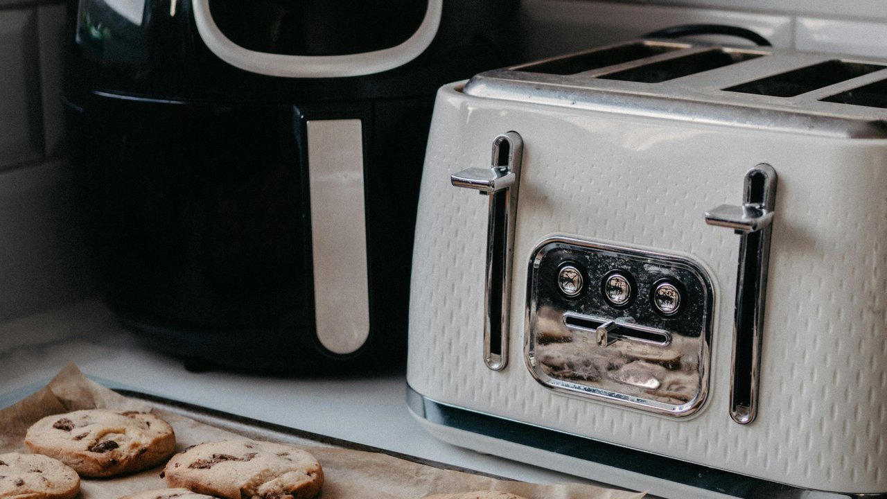 Auf deine Heißluftfritteuse magst du nicht mehr verzichten, aber die Reinung nervt? Einen chemifreien Reinigungstrick findest du hier. Auf deine Heißluftfritteuse magst du nicht mehr verzichten, aber die Reinung nervt? Einen chemifreien Reinigungstrick findest du hier.