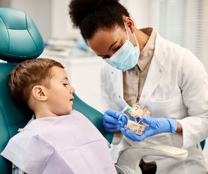 Zahnreinigung bei Kindern: Sinnvolles Mittel im Kampf gegen Karius & Baktus?