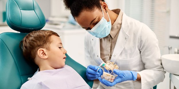Zahnreinigung bei Kindern: Sinnvolles Mittel im Kampf gegen Karius & Baktus?