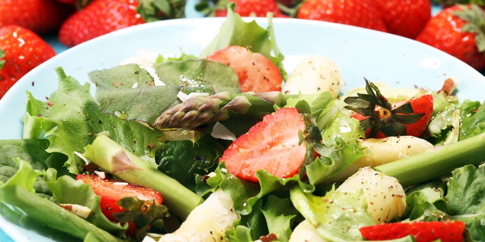 Dieser Spargel-Erdbeer-Rhabarber-Salat ist mega lecker und bombengesund Dieser Spargel-Erdbeer-Rhabarber-Salat ist mega lecker und bombengesund