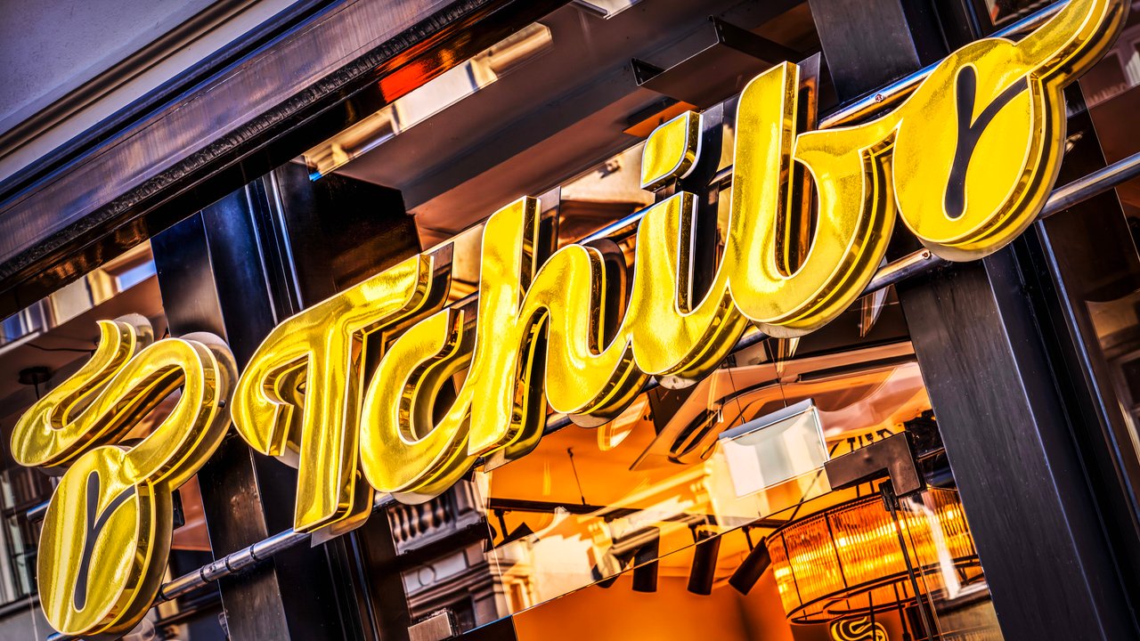 Bei Tchibo gibt es den farbenfrohen Pfannenwender.