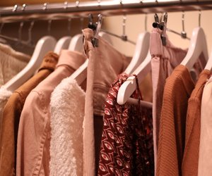 Mega hilfreich: Das ist der Nutzen der Stoffproben an neu gekaufter Kleidung