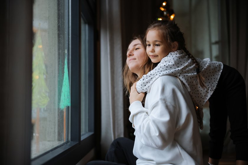 Montessori-Weihnachtskalender: Mama und Kind kuscheln