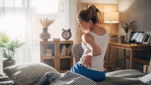 Häufige Rückenschmerzen vor Periode? Womit das zusammen hängt und was hilft