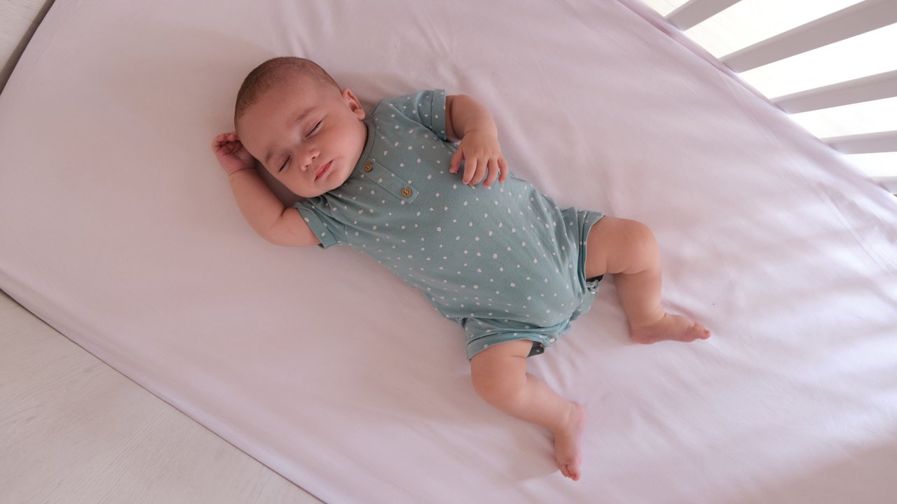 Baby durchschlafen: Baby schläft in Babybett
