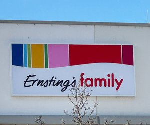 Schlichter Chic: Der Trenchcoat von Ernsting's family, den Hermine wählen würde