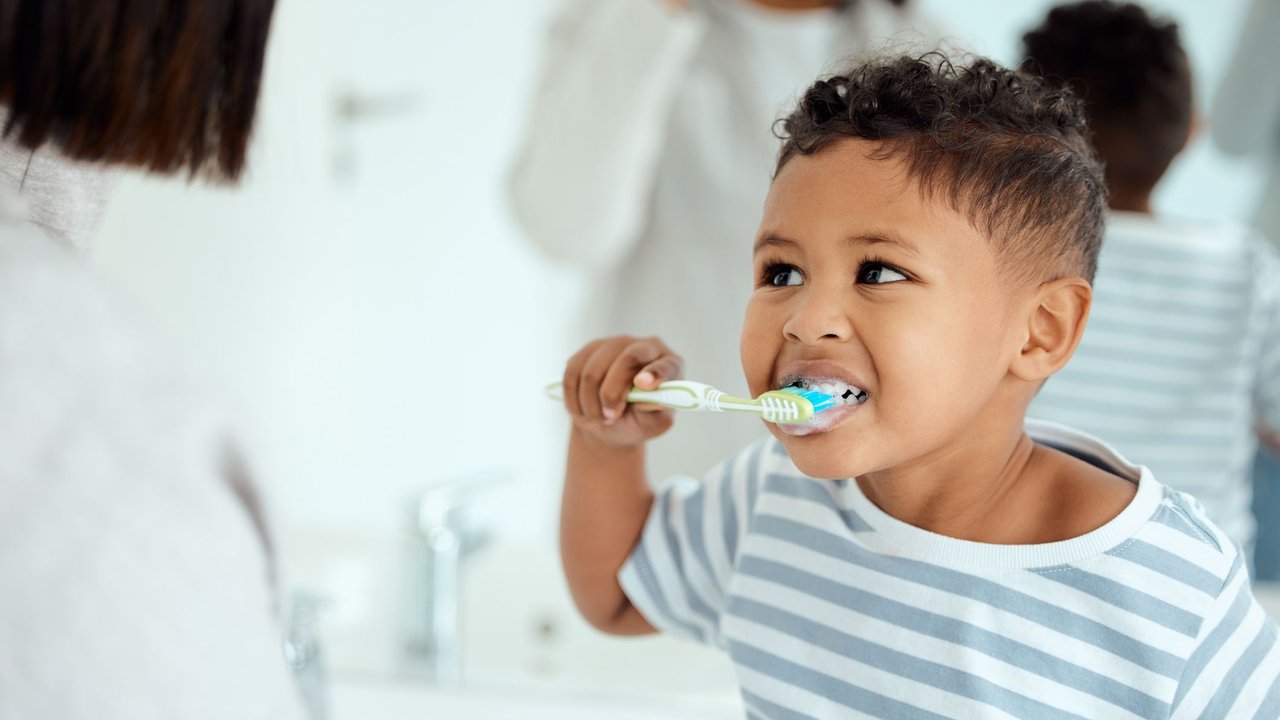 Kleinkind putzt die Zähne