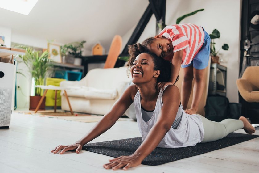 Resilienz still fördern: Mama und Tochter machen Yoga Resilienz still fördern: Mama und Tochter machen Yoga