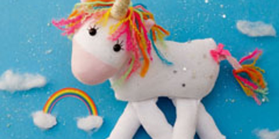 Ab in den Märchenwald! Wir basteln ein Socken-Einhorn Ab in den Märchenwald! Wir basteln ein Socken-Einhorn