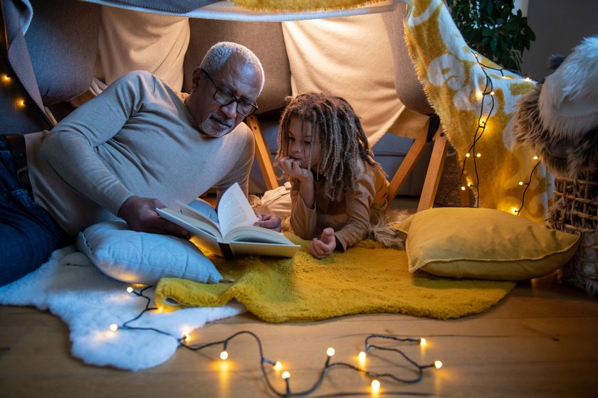 Kindertag mit Großeltern: Großvater und Enkel in einer Kissenburg Kindertag mit Großeltern: Großvater und Enkel in einer Kissenburg