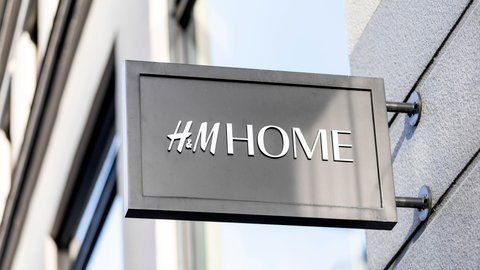 Diese Lampe von H&M ist ein bunter Blickfang und bringt nützliche Funktionen mit. Diese Lampe von H&M ist ein bunter Blickfang und bringt nützliche Funktionen mit.