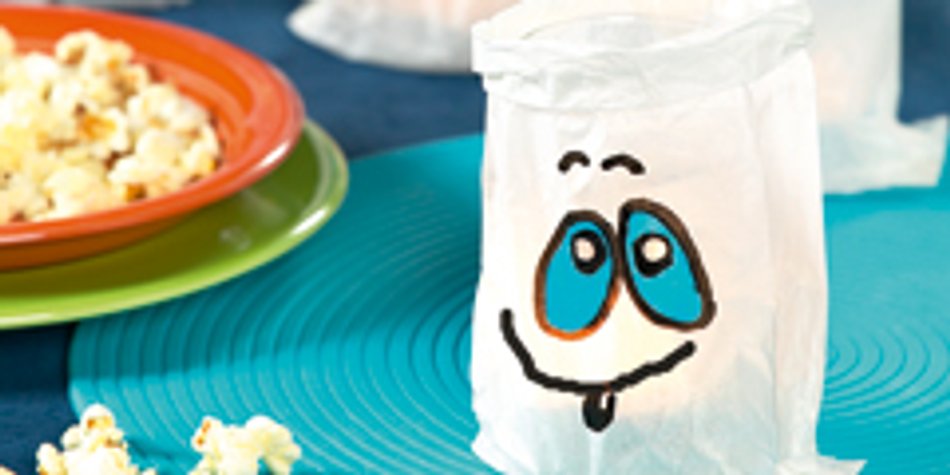 Geisterwindlicht basteln: Tisch-Deko aus Butterbrotpapier Geisterwindlicht basteln: Tisch-Deko aus Butterbrotpapier