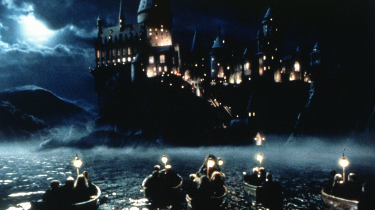 Ausschnitt aus Harry Potter und der Stein der Weisen: Die Schüler*innen fahren auf Boten nach Hogwarts Ausschnitt aus Harry Potter und der Stein der Weisen: Die Schüler*innen fahren auf Boten nach Hogwarts