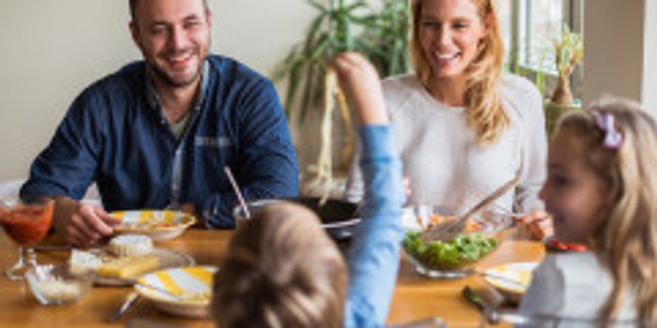 7 Sätze, die Sie nie zu Ihrem Kind sagen sollten, wenn es ums Essen geht 7 Sätze, die Sie nie zu Ihrem Kind sagen sollten, wenn es ums Essen geht