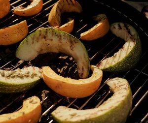 Grillfans & Pflanzenliebhaber: Der Metalltisch von H&M Home ist ein praktischer Helfer