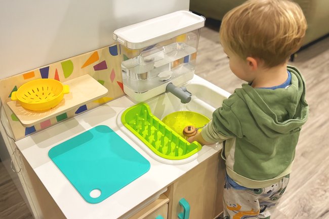 Kind spielt an Spielküche Kind spielt an Spielküche