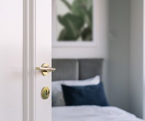 Eltern aufgepasst: Dieser einfache Türen-Trick rettet im Notfall Leben!