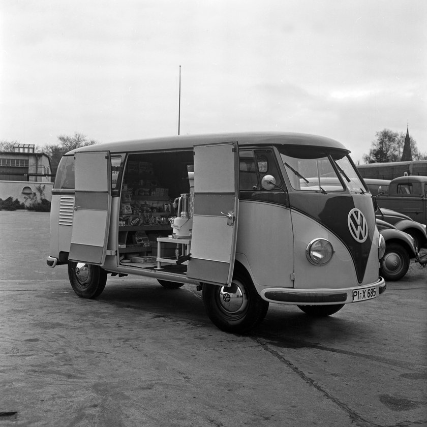 Ein VW Bus T1 als Verkaufswagen auf dem Hof des Volkswagenwerks in Wolfsburg. Ein VW Bus T1 als Verkaufswagen auf dem Hof des Volkswagenwerks in Wolfsburg.