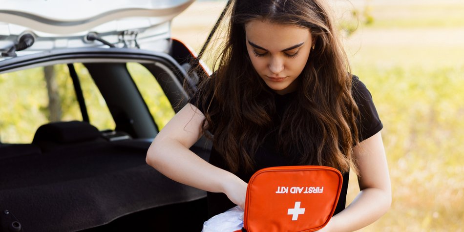 Verbandskasten im Auto: Erste-Hilfe-Kasten richtig befüllen Verbandskasten im Auto: Erste-Hilfe-Kasten richtig befüllen