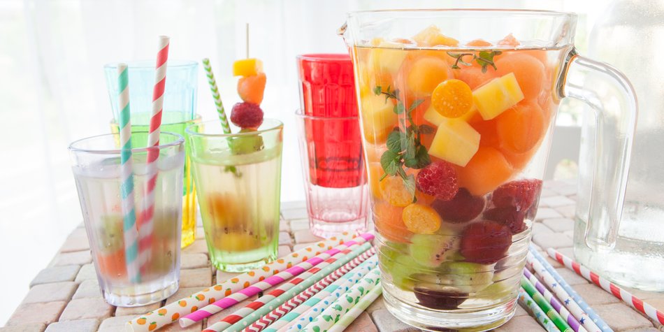 Kinderbowle: 6 Rezepte mit und ohne Fruchtstückchen Kinderbowle: 6 Rezepte mit und ohne Fruchtstückchen