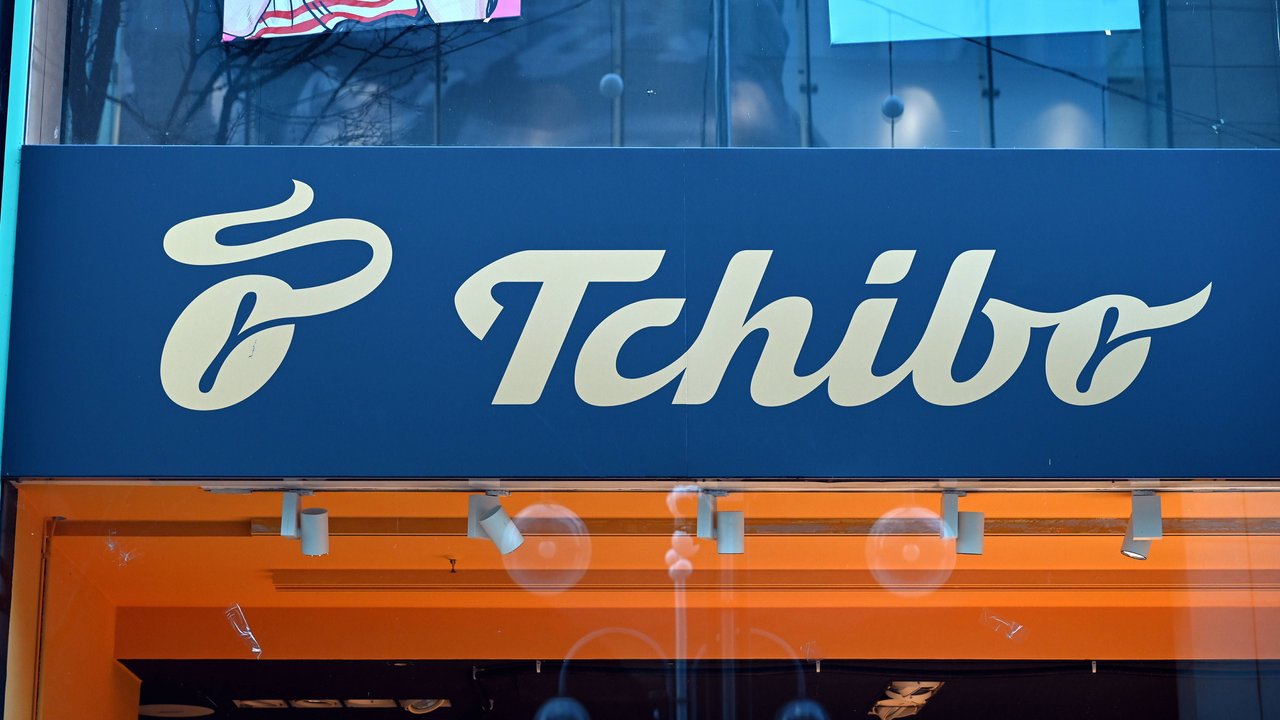 Logo von Tchibo an einer Outlet-Filiale des Kaffeerösters Logo von Tchibo an einer Outlet-Filiale des Kaffeerösters