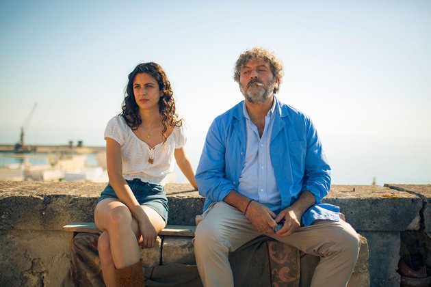 Film-Review "Der Zopf": Gulia sitzt mit ihrem Vater auf einer Mauer Film-Review "Der Zopf": Gulia sitzt mit ihrem Vater auf einer Mauer