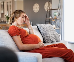 11 typische Schwangerschafts­beschwerden: So behandelt ihr sie