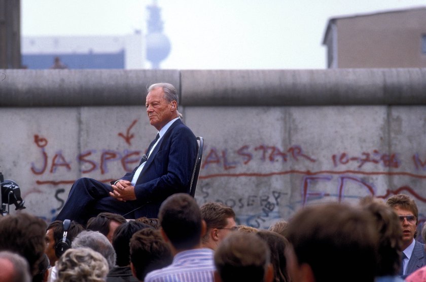 Willy Brandt am 13. August 1986 vor der Berliner Mauer anlässlich des 25. Jahrestags Mauerbaus. Willy Brandt am 13. August 1986 vor der Berliner Mauer anlässlich des 25. Jahrestags Mauerbaus.