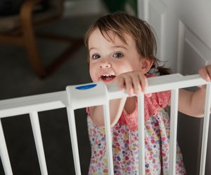Wohnung kindersicher machen: 9 Tipps, wie wir Eltern Unfälle vermeiden
