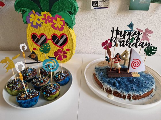 Vaiana-Geburtstag: Nicht nur der Geburtstagskuchen, auch die Muffins bekamen den Vaiana-Look. Die herzige Ananas-Pinata verzierte den Tisch, bis sie dran glauben musste.