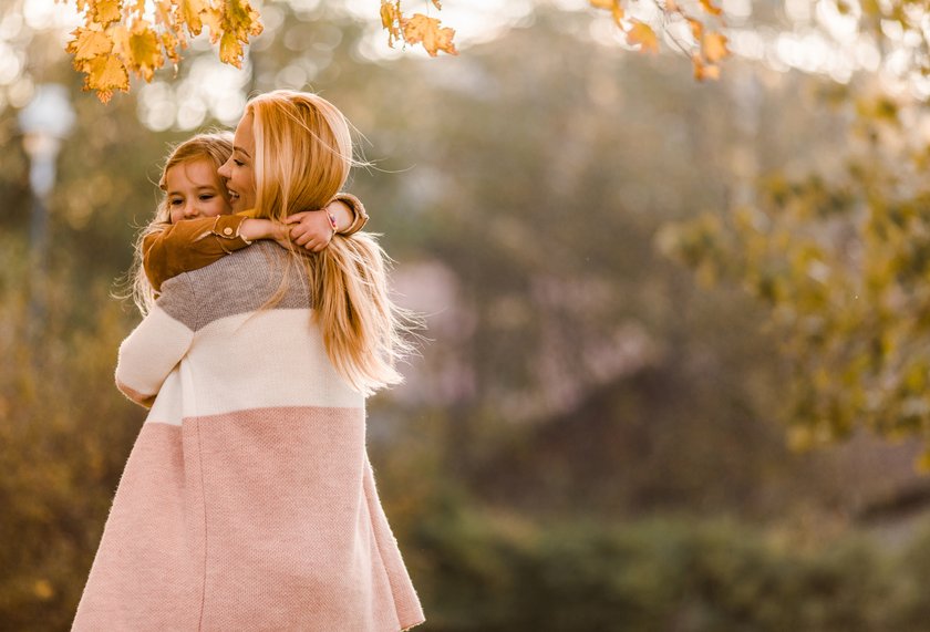 Kind hat Angst Sätze: Mama umarmt Kind