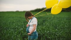 Schwangere mit Ballons