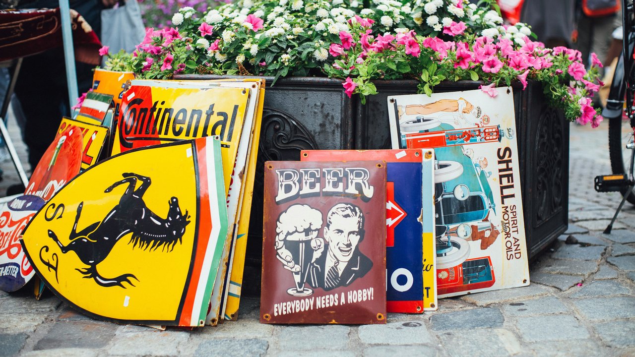 Die tollen Retro-Schilder von Amazon verschönern jeden Bereich.