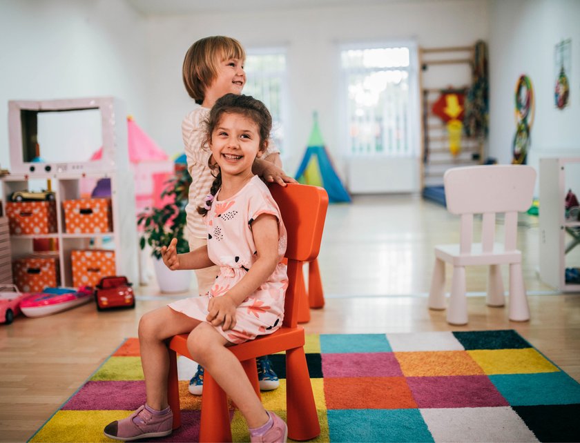 Zwei Mädchen spielen in ihrem Kinderzimmer