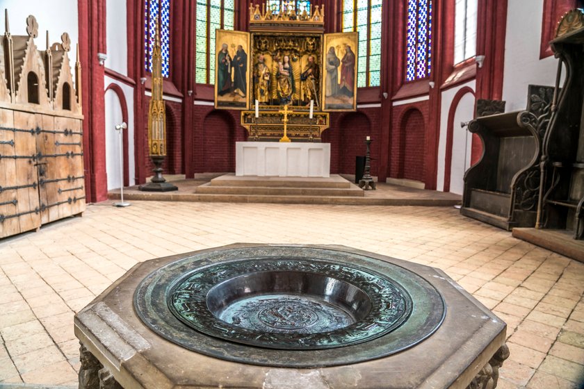 Das Taufbecken und der Lehniner Altar im Dom Sankt Peter und Paul sind wahrlich beeindruckend.