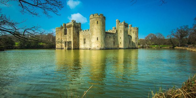 Diese Wasserburg in England ist ein Meisterwerk mittelalterlicher Architektur