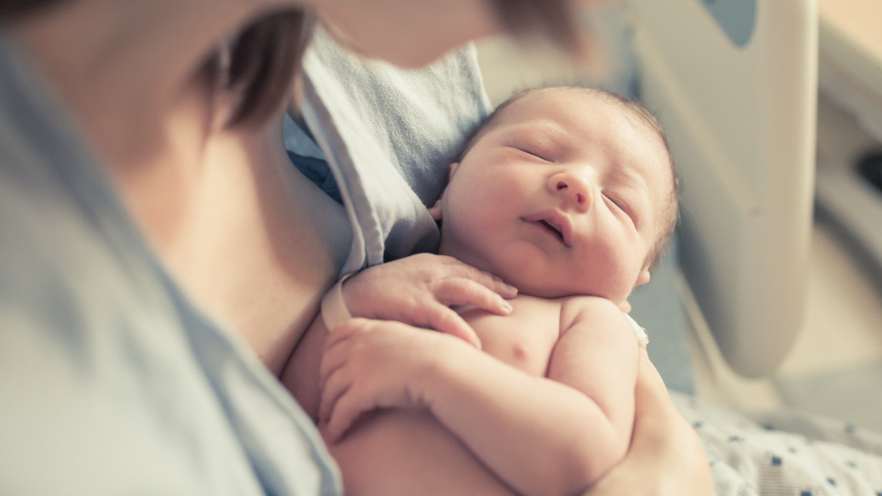 Baby-Tipps: Mama hält Neugeborenes