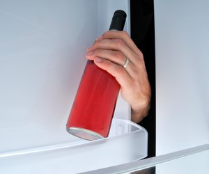 Geöffnete Flasche: So lange ist Wein im Kühlschrank wirklich haltbar