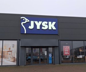 Bei Jysk gibt es einen eleganten Duschvorhang in Beige zum Sparpreis