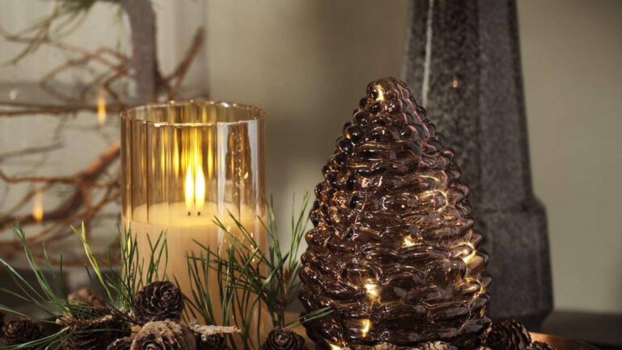 Hole dir Weihnachtszauber mit dem leuchtenden Tannenzapfen von Jysk nach Hause. Hole dir Weihnachtszauber mit dem leuchtenden Tannenzapfen von Jysk nach Hause.