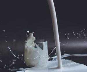 Schluss mit Kleckerei: Mit diesem Trick schüttest du Milch problemlos ein