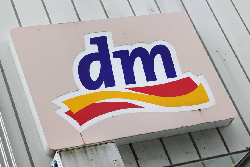 dm Logo am Gebäude vom Siegerlandcenter in Siegen-Weidenau dm Logo am Gebäude vom Siegerlandcenter in Siegen-Weidenau