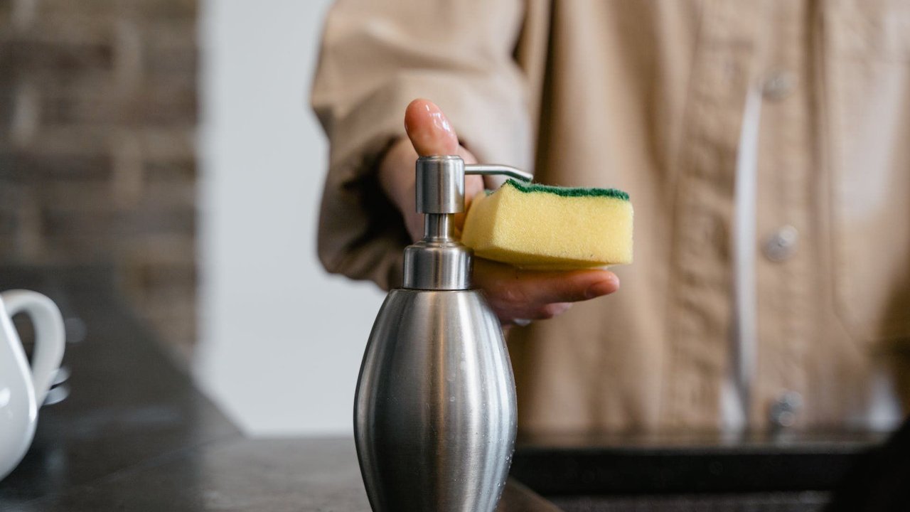 Der Putzschwamm wird häufig in der Küche verwendet. Der Putzschwamm wird häufig in der Küche verwendet.