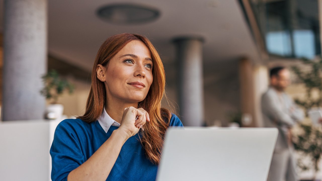 Frau hoffnungsvoll am Laptop Frau hoffnungsvoll am Laptop