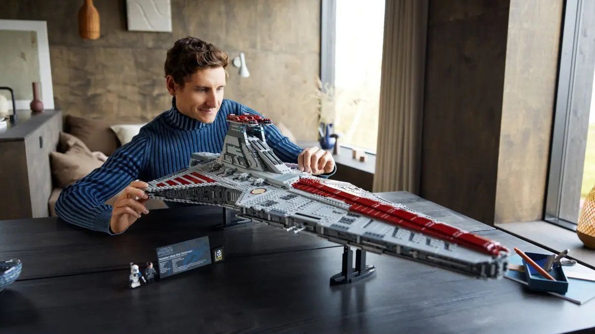 Also für dieses LEGO-Raumschiff aus „Star Wars“ solltest du genügend Platz freiräumen! Also für dieses LEGO-Raumschiff aus „Star Wars“ solltest du genügend Platz freiräumen!