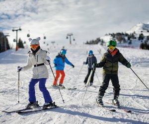 Mit dieser Ski-Kleidung von Bonprix sind deine Kinder bereit für Schneeabenteuer