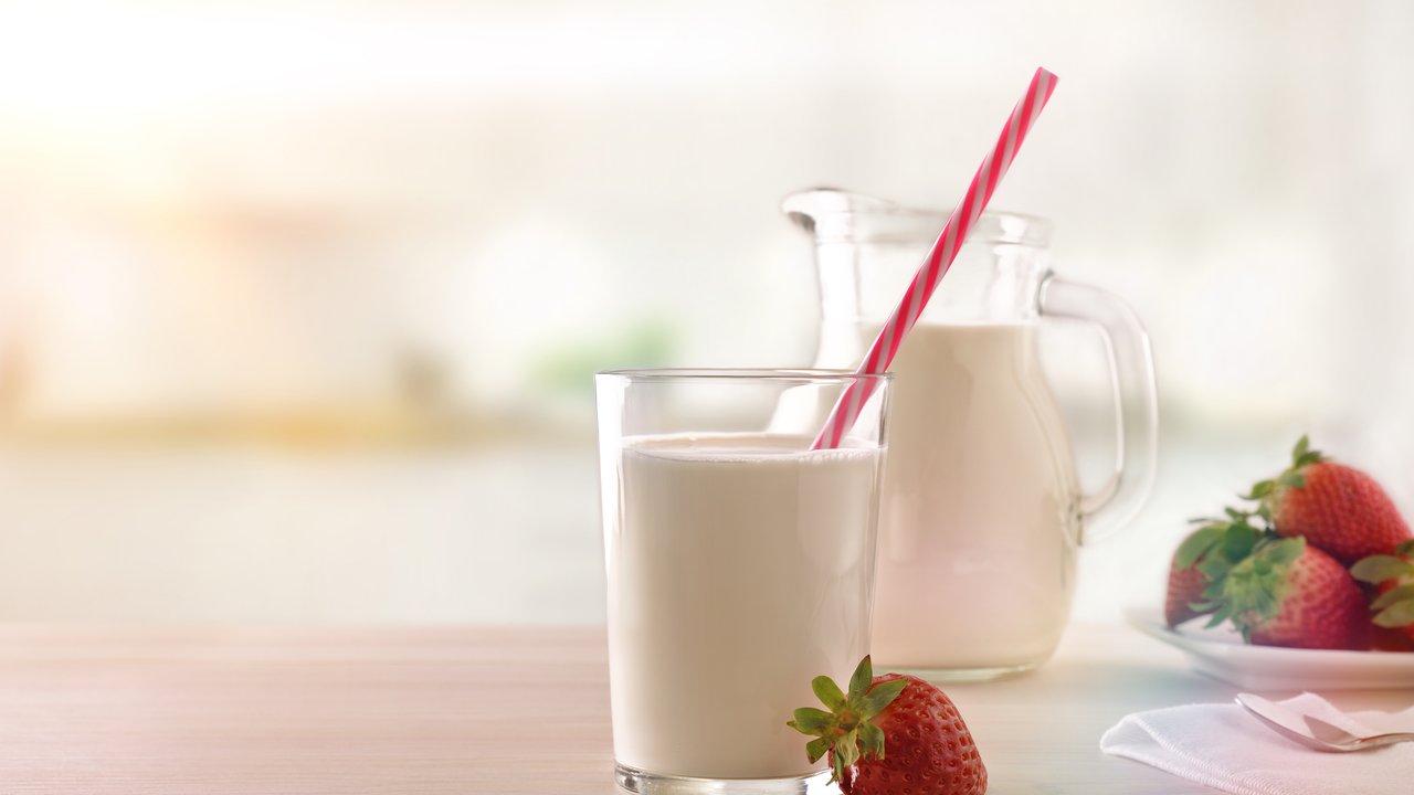 Buttermilch schmeckt nicht nur lecker, sondern enthält auch jede Menge gesunde Nährstoffe. Buttermilch schmeckt nicht nur lecker, sondern enthält auch jede Menge gesunde Nährstoffe.