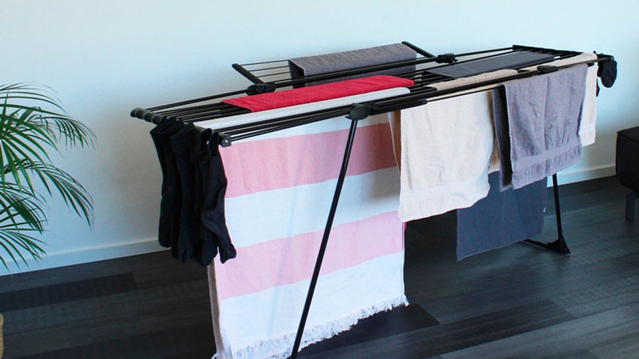 Auf dem Wäscheständer von Tchibo trocknet die Wäsche dank Teleskop-Funktion schnell. 